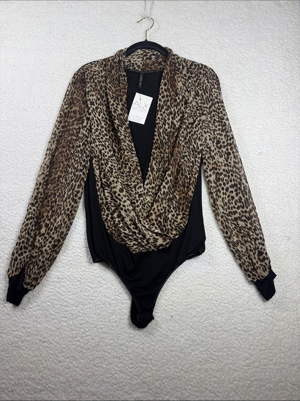 (J1) NWT San Joy Women's Leopard Print Long Sleeve V-Neck Bodysuit
Size L